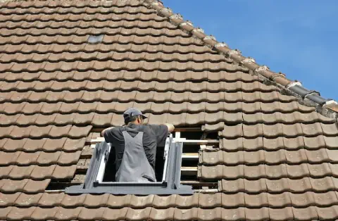 Pose de velux à la Chapelle des Pots